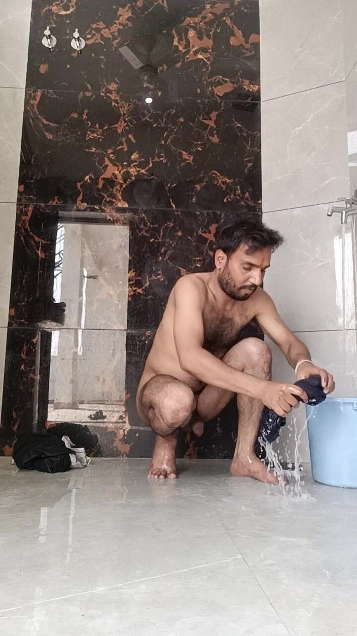 Rajasthani-old-lover: Desi mladý chlapec si užívá praní spodního prádla nevlastního otce...