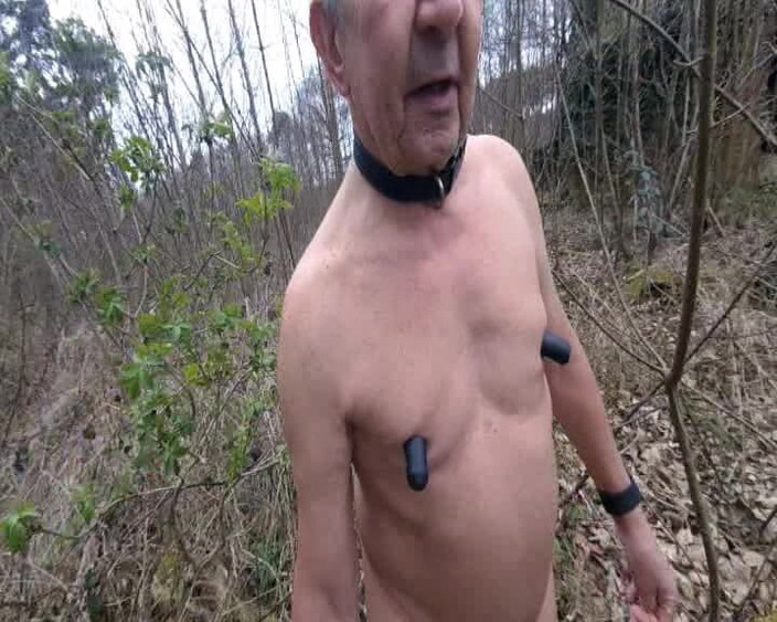 Andy: Zieh dich aus für einen nackten Spaziergang