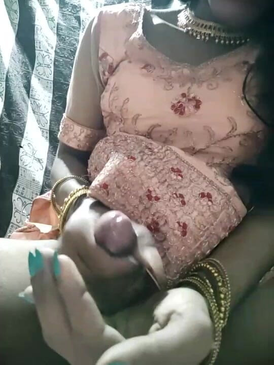 Keerthanakeerthi95: Indyjski maminsynek strocking i cumming