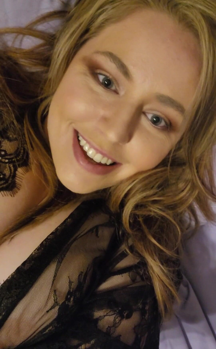 KinkyKatie: Eu tenho a fantasia de esposa gostosa mais puta!