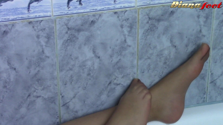 Foot Fetish HD: Bruneta drăguță Diana își freacă picioarele sexy