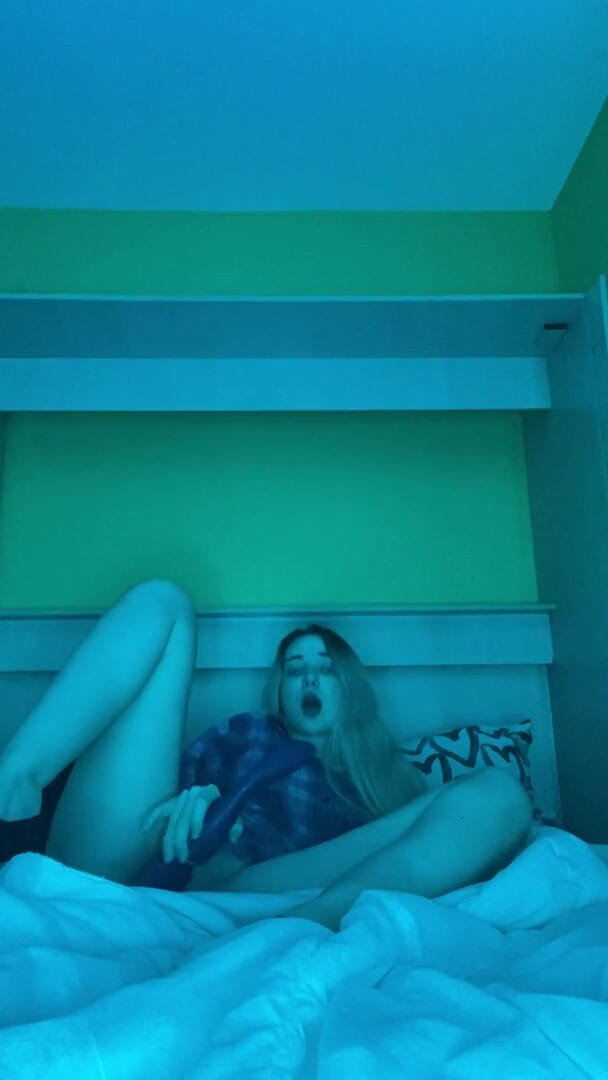 My bf cuckold: 早上独自在家用振动器自慰