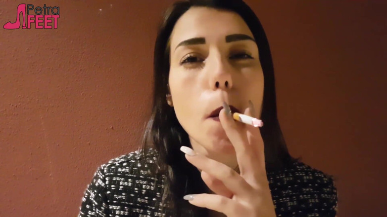 Smokin Fetish: Cewek rambut cokelat yang luar biasa suka merokok di luar...