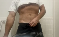 Surfer Dude membuat video untuk teman wanita perjalanannya