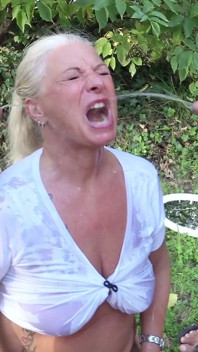 Méga pisse - bang d'avalage ! 25 hommes me pissent, dehors, dans la bouche ! Film complet