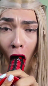 Perempuan jalang tiri awak melatih lubangnya sehingga kencing