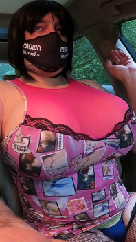 Gigante fake tits crossdresser Jon Scarecrow dirigindo em drag