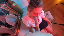 Ela vai chupar um cara de tinder e filmes para seu homem.