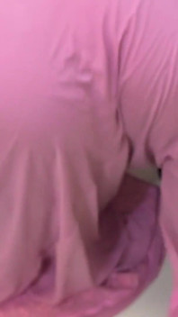 Une belle-mère arabe sexy à gros cul coincée sous son lit maintenant qu’elle veut se faire sodomiser par son beau-fils - vidéo de sexe musulman