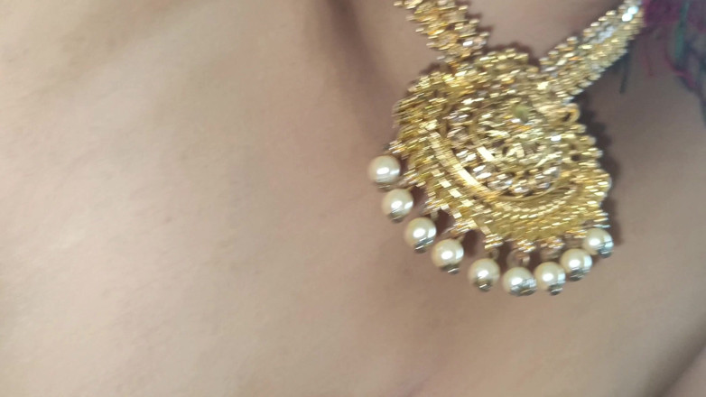 Wonder: Gele Saree hete borst tepel likken