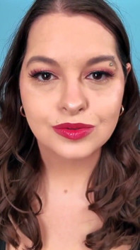 Forever Weak for My Lips - sedutora Sydney Screams aplica batom vermelho antes de cobri-lo com suas marcas de beijo de batom