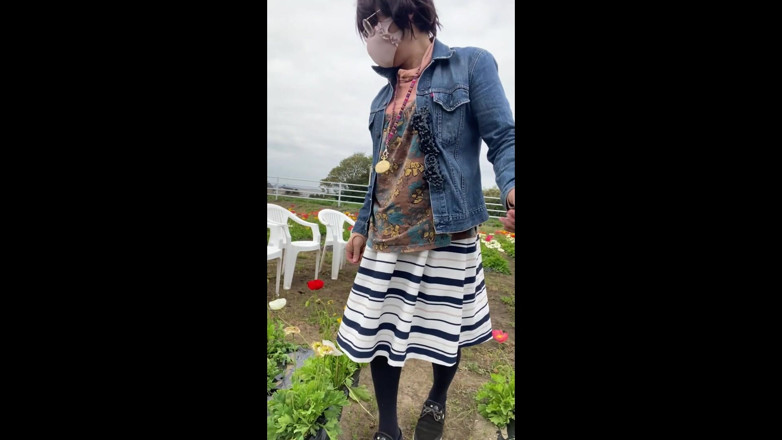 megu2002: Nr 195 Exponera min fitta i ett blomfält