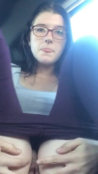 Je baise ma chatte poilue dans la voiture