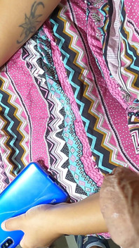 Bilinmeyen Brezilyalı orta yaşlı seksi kadın trende telefonuyla sikime basıyor - yarak teşhiri dokunuyor