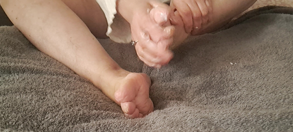 Mommy big hairy pussy: Styvmamma mjukar upp fötterna med grädde