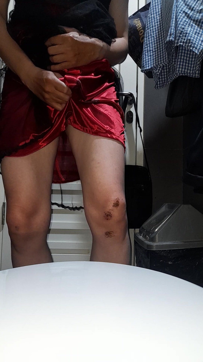 Naomisinka: Mrdka uvnitř saténového hedvábí z krásných šatů