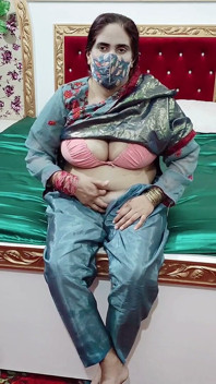 Une tatie musulmane pakistanaise à gros nichons presse ses seins et jouit avec un gode