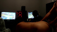 GamingCouple: Dapat pancutan mani semasa suami cuckold saya bermain permainan