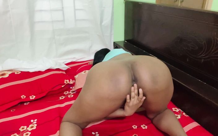 Ena: Primo piano di una ragazza bollente si masturba con un...