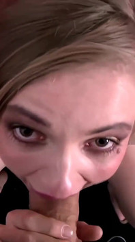 Gadis cantik dengan memek berbulu lagi asik jilat sperma