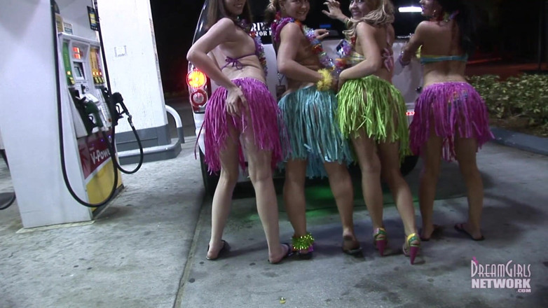 Dream Girls: Chicas fiestonas vestidas para Luau se desnudan en limusina