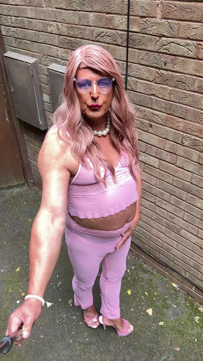 Kellycd2022: Sexy Crossdresser Kellycd2022 v růžovém oblečení a podpatcích