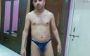 Cute &amp; Nude Crossdresser: Heißer nackter junge probiert seinen neuen sexy tanga aus.