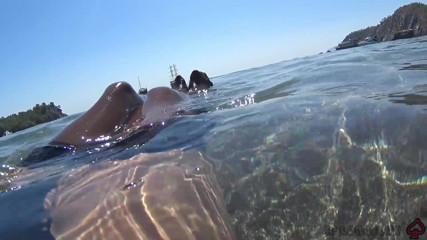 Nylondelux: Medias negras y bolas anales en el mar
