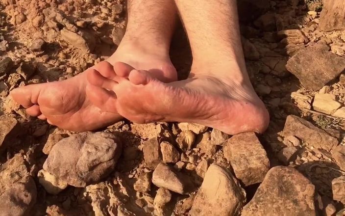 Manly foot: Piedi maschili polverosi sporchi - piedi nudi che camminano su marte...