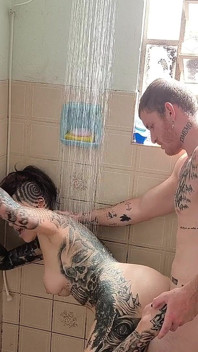 Fodendo a Rabuda No Banho
