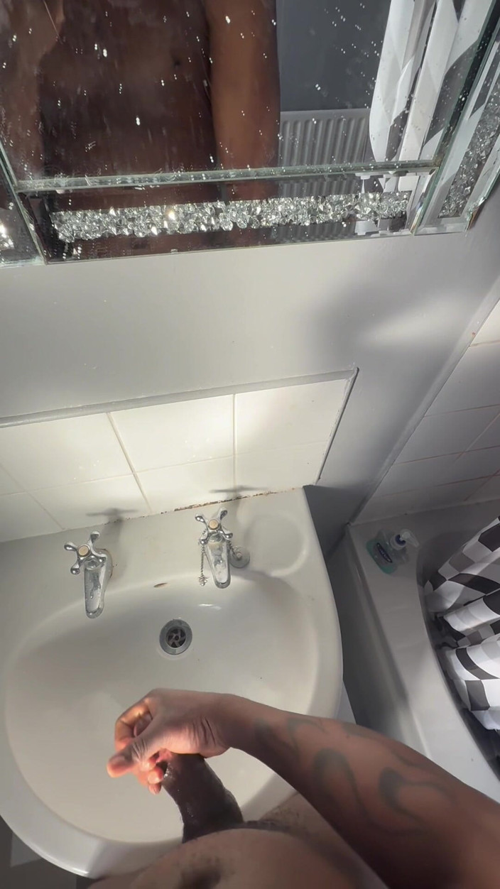 Moan forme baby: Sborro nel bagno di lavoro