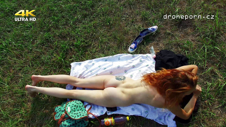 Peaches and Bananas: La nudiste Klara filmée par un drone