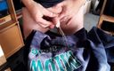 Sex hub male: John kendi sweatshirt&amp;#039;üne işiyor