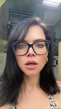 Selfie video kouření v brýlích