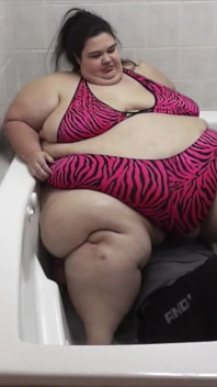 BigmommaKat在浴缸里的屁股炸弹