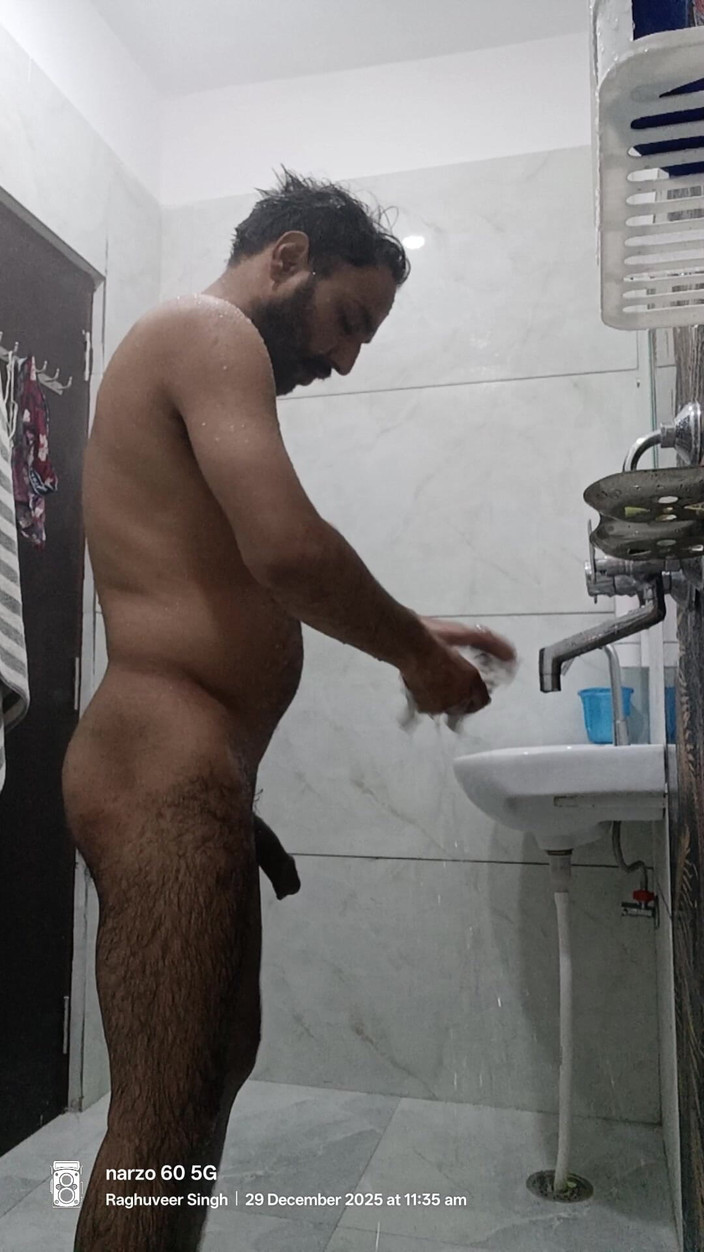 Rajasthani-old-lover: L'uomo si gode la doccia