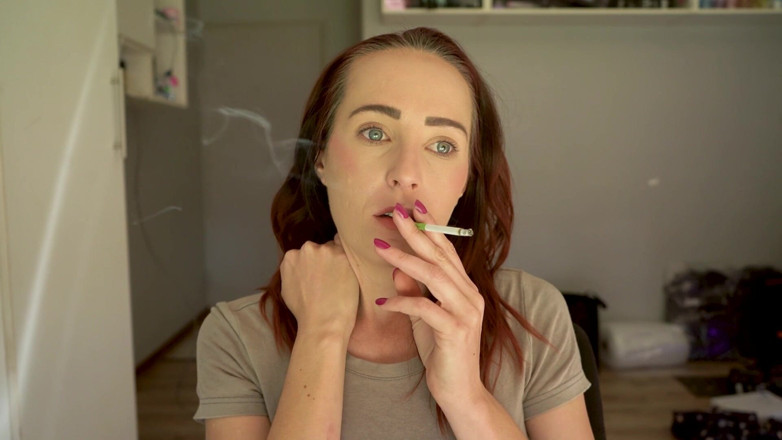 Alicia Robertz: Sexy Close-up Smoking