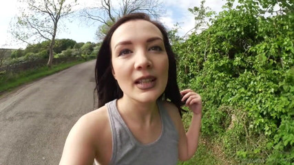 Faye Taylor: Khoe quần legging trắng của tôi và đi tiểu