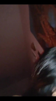 Ele vem silenciosamente para me foder, enquanto meu marido está no quarto