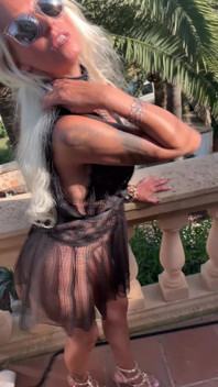 La milf tedesca bionda viene scopata duramente in vacanza