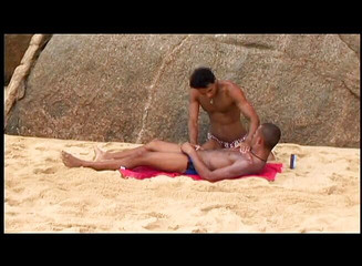 Bad Boyz: Güneşin altında plajda anal domalma