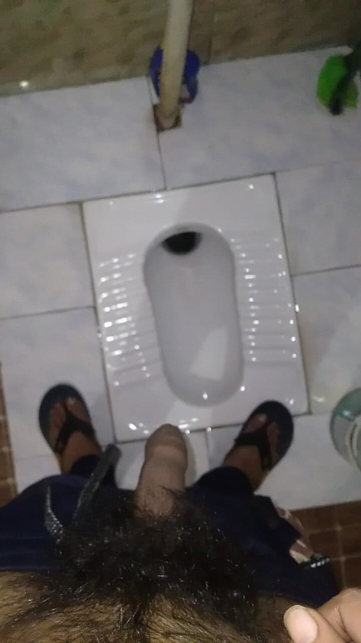 Hottypussy18: Masturbándose y meando