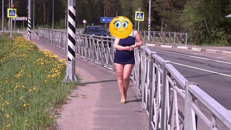 Lady toys: Bliká na autobusové zastávce