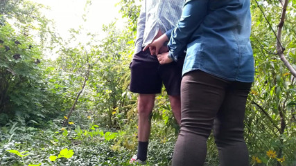 OurFetishLife: Une MILF pulpeuse tient une bite pendant qu'il fait pipi