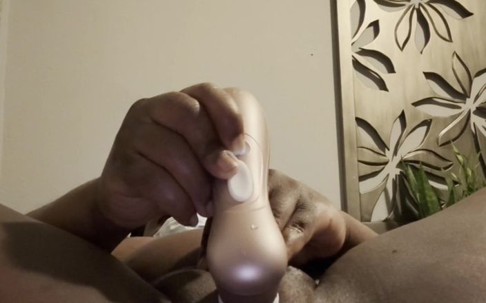 Super sexy ebony cuties: कंपन भरी छड़ी के साथ मेरी चूत को उत्तेजित करना जोरदार फुहार वाले चरमसुख