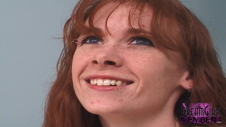 Dream Girls: Harige kut roodharige maakt haar allereerste naaktvideo
