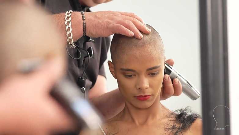 Euro Bald: Una ragazza calda