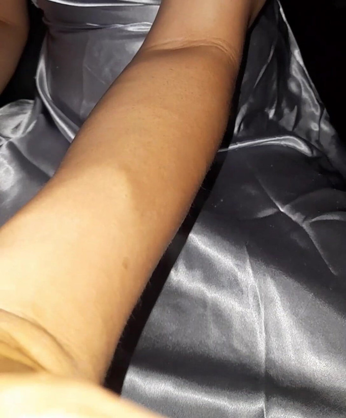 Naomisinka: Masturbuje się w srebrnej satynowej długiej sukience w samochodzie