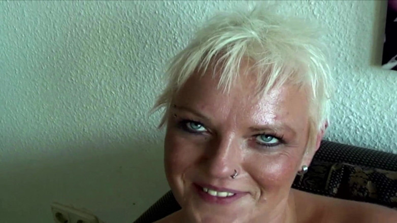 Filles Francaises: Wanita matang dari Perancis menunjukkan kemahiran menghisap zakarnya