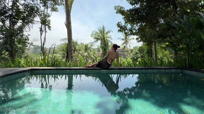 Princess Monica: Drażni się w sukience see-thru na świeżym powietrzu przy basenie, strip